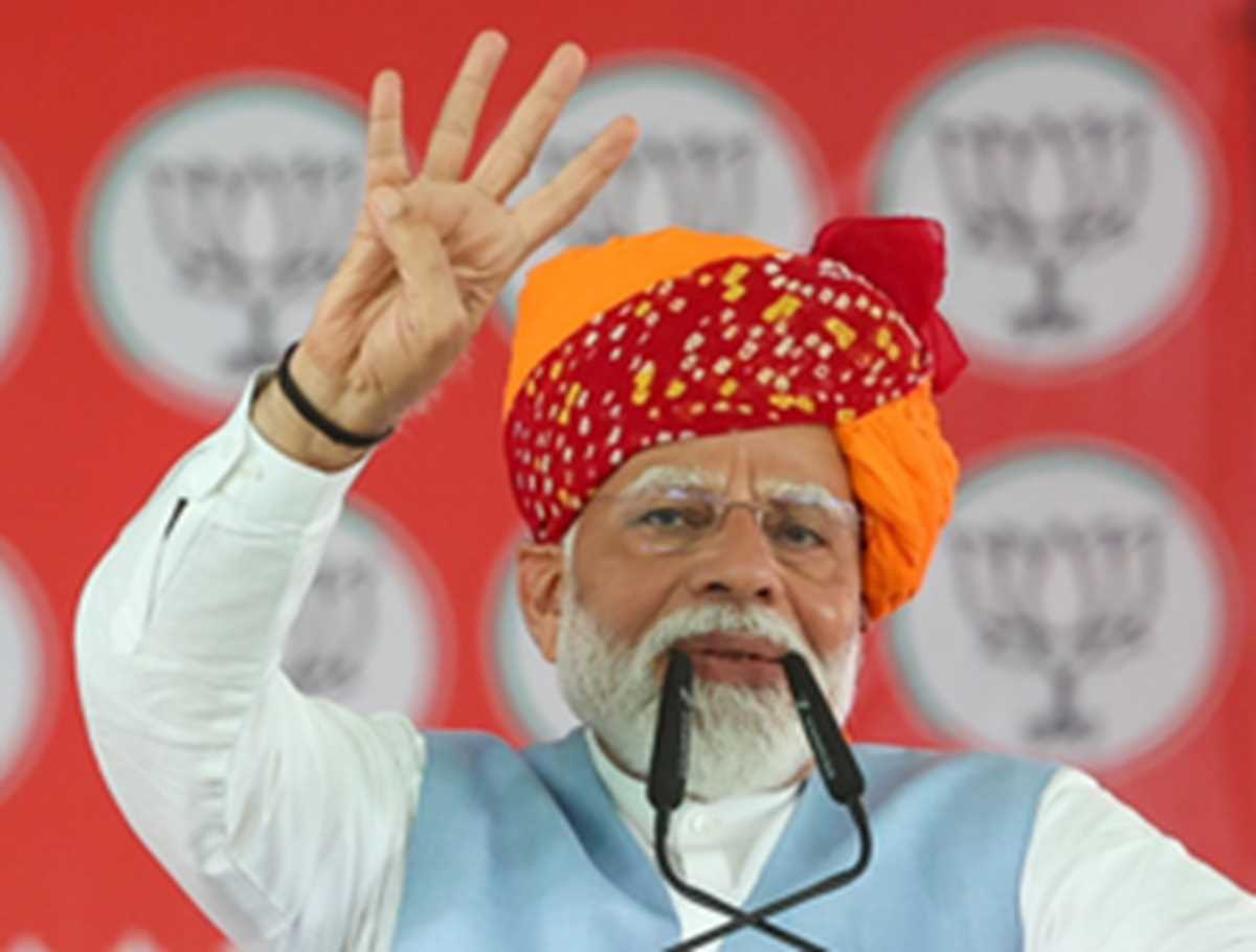 परिवारवादी राजनीति के खिलाफ हम लोकतंत्र को बचाने की लड़ाई लड़ रहे : पीएम मोदी परिवारवादी राजनीति के खिलाफ हम लोकतंत्र को बचाने की लड़ाई लड़ रहे : पीएम मोदी